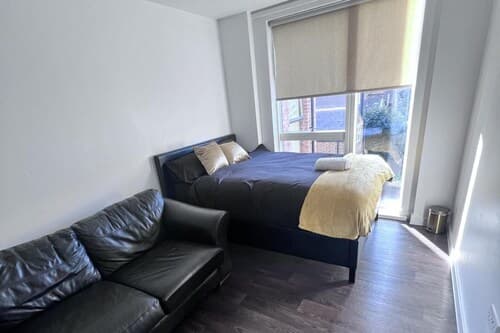 Remarkable 1-bed Apartment in London With Balcony