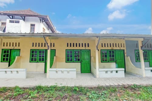 OYO Life 93256 Kos Meninting
