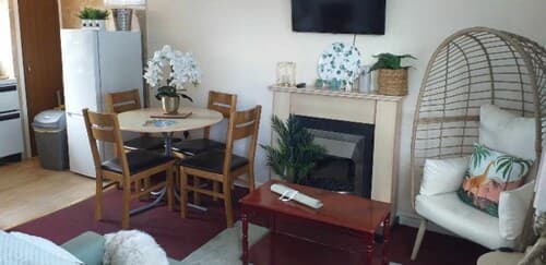2 Bed Chalet Sleeps 5 - Pets, Parking, Near Beach