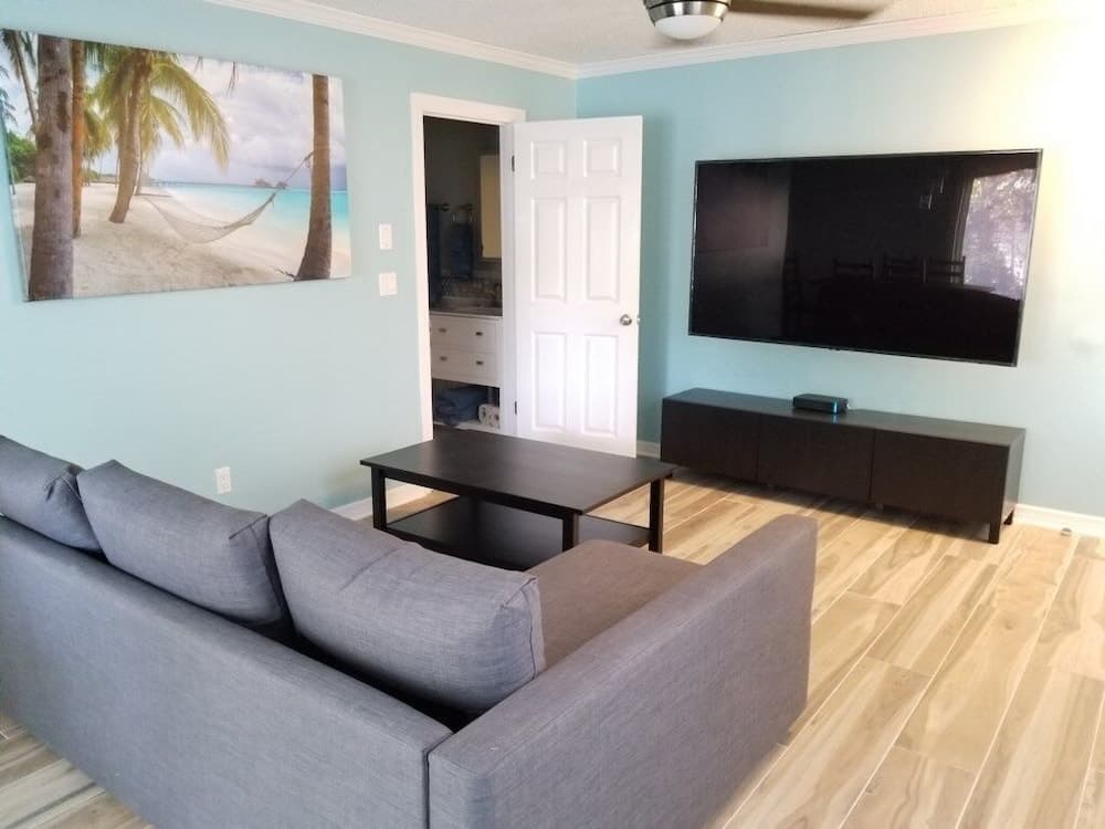 206 B New 1 Bedroom Home by RedAwning