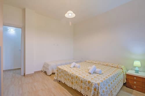 Le Bianche Apt 2 with Garden near The Sea