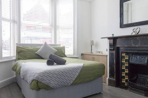 Lovely 4-bed House in Liverpool