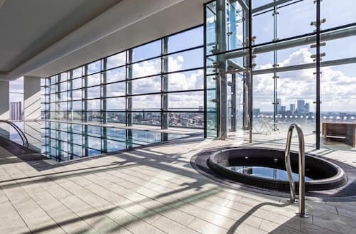 City Suite - Rooftop Spa - Balcony - Skyline View