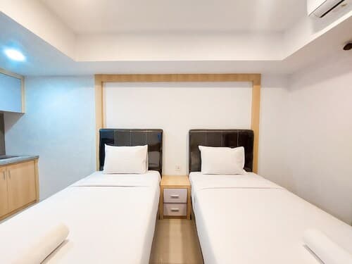 Homey And Comfortable Studio At De Prima Apartment