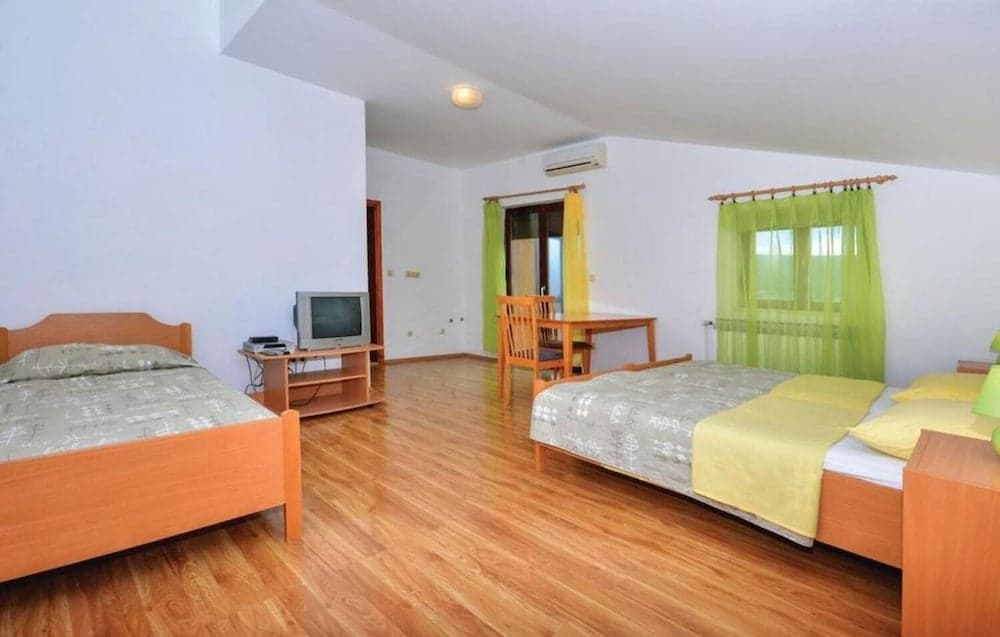 Marija - Rooms With Pool - R2