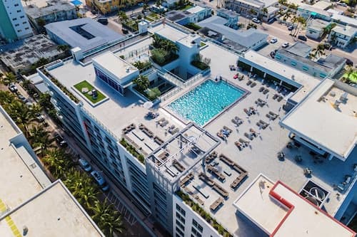 Condo Close to the Beach With Rooftop Pool & Gym