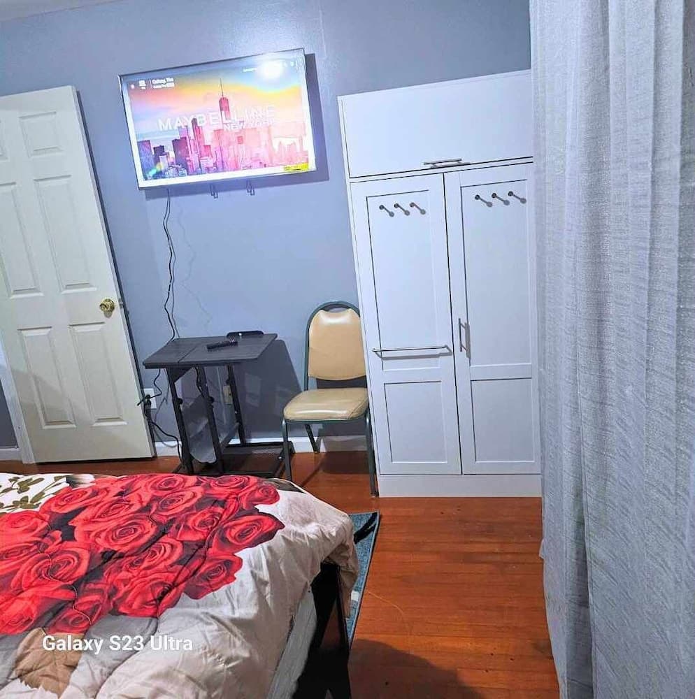 ROOM D 6 MINS EWR AIRPORT CLOSE TO NY