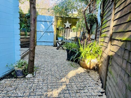 Beautiful Cosy Garden Cabin, 5min Walk to Beach