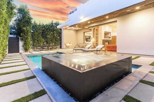 Luxe Weho Villa, Walk to Melrose Ave, Pool + Hot Tub North Vista by Avantstay