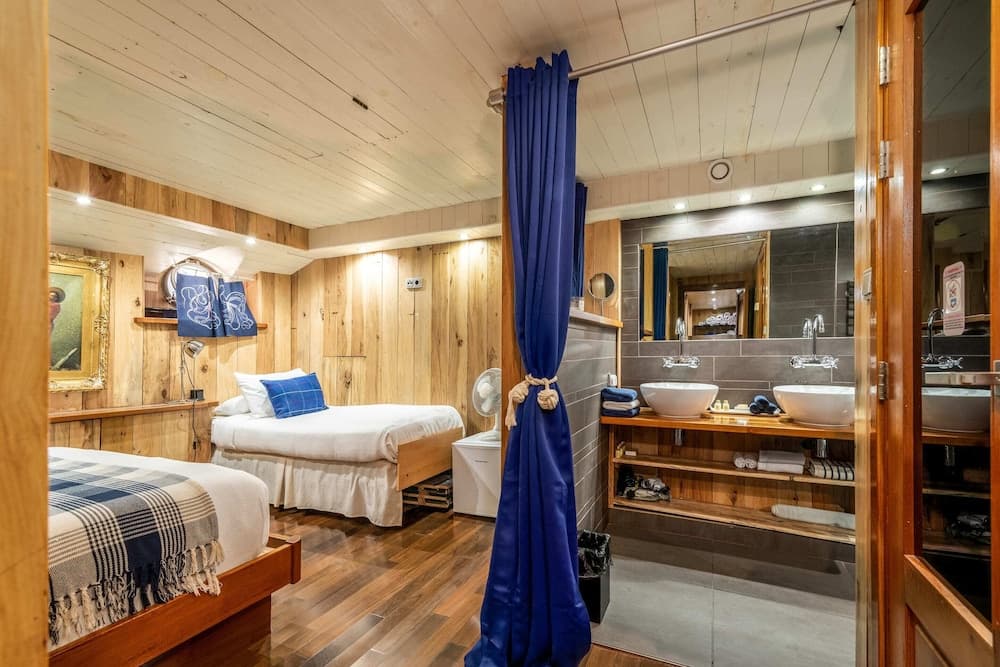 Luxury Canary Wharf House Boat Room 1