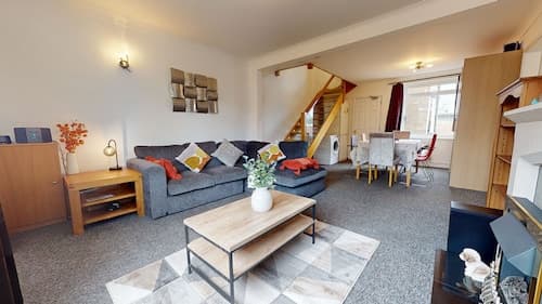 4 Bedroom Home - Sleeps 10 - Free Parking