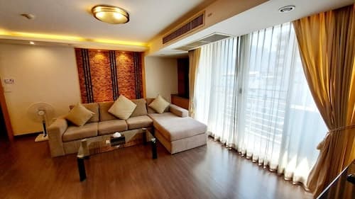 5B - 2 Bedroom Downtown Apartment With Shared Pool