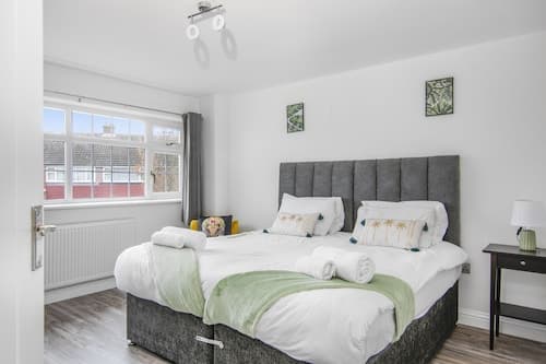 3 Bed House - Sleeps 5 - Garden - Parking