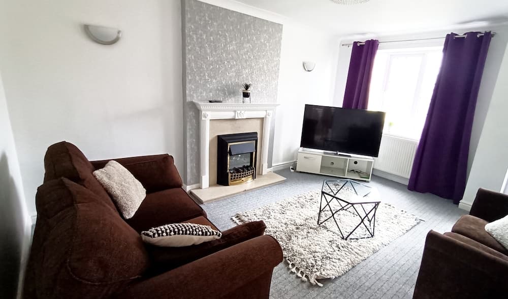 Cozy 3-Bed Family Home with Free Parking