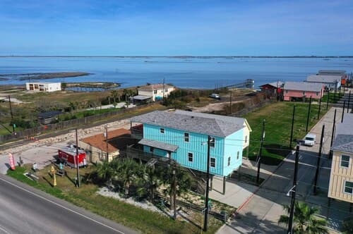 6bdr Bay Haven w/ Shared Waterfront Pool + Boat Dock Keeper Trout by Avantstay