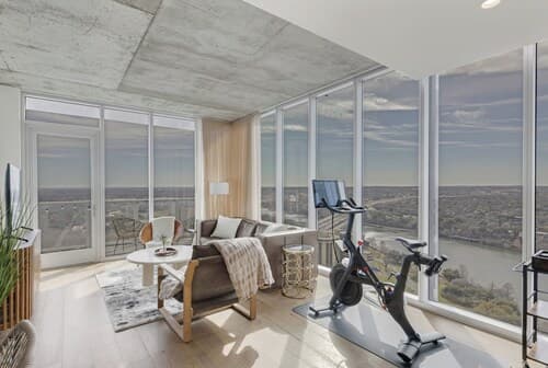 High Rise Luxury Condo With Lake & City Views