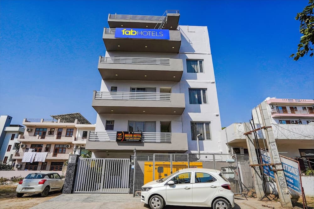Fabhotel Moon