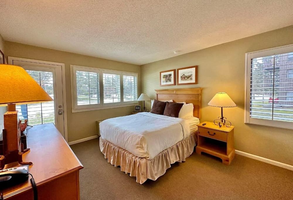 Charming 1BDR Condo w Golf Course View