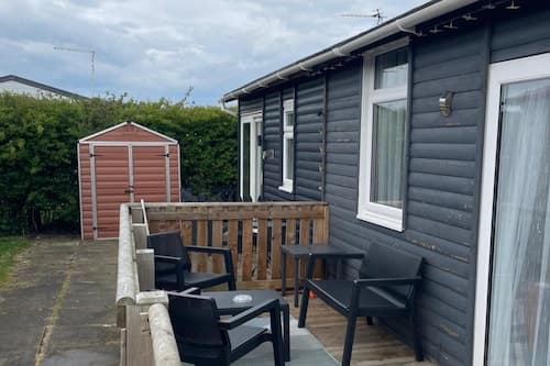 2 Bed Chalet Sleeps 4- Garden, Pets, Beach