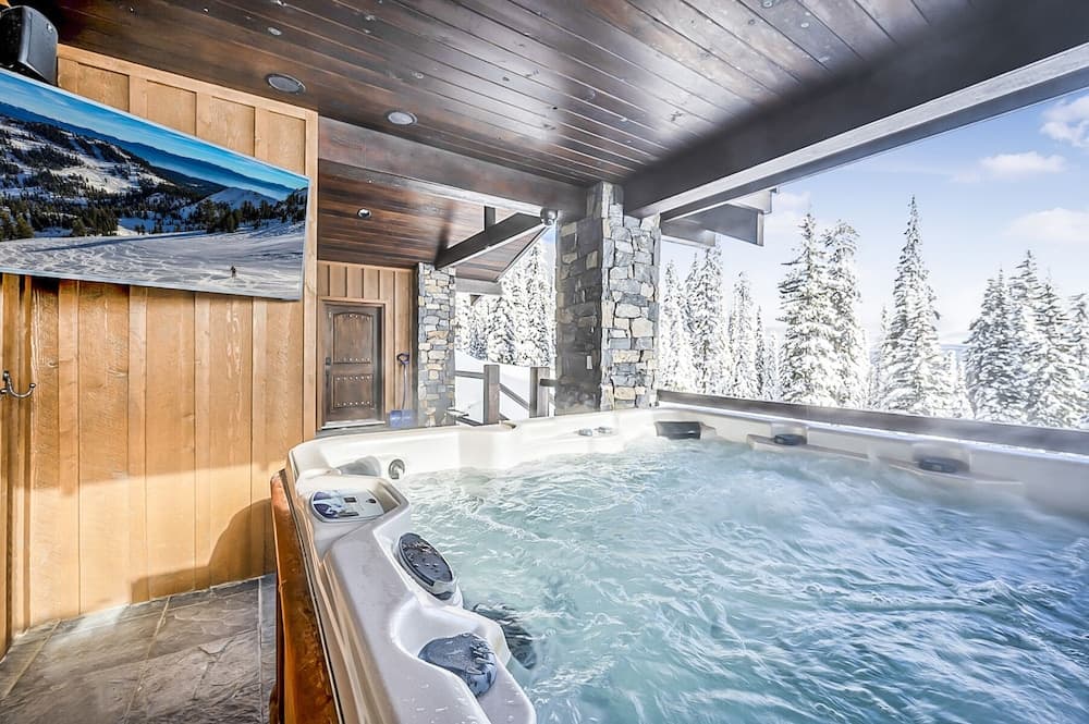 Inuksuk Lodge 4800 sq ft of Excellence
