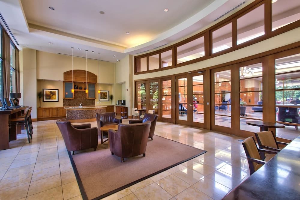 Stylish Comfort Condo in Crystal City