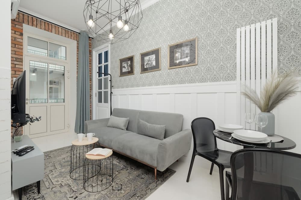Air Conditioning & Balcony by Renters