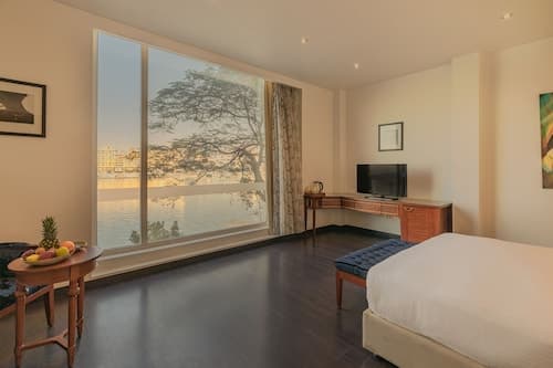 Riverside Hotel