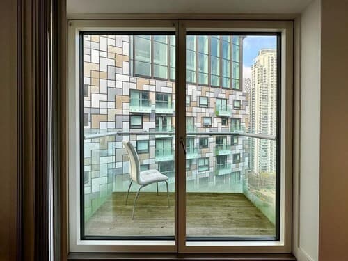 Studio Apartment w/ Balcony In Canary Wharf