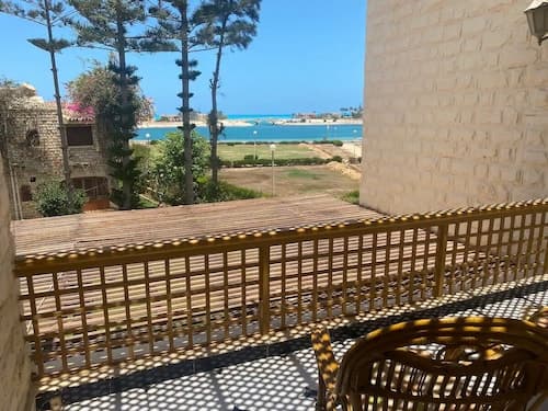 Sunny 4-Bedroom Townhouse Families Only