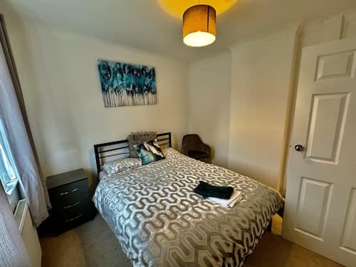 Leeds - 3 Bedrooms - 1bathroom - Parking - Wifi