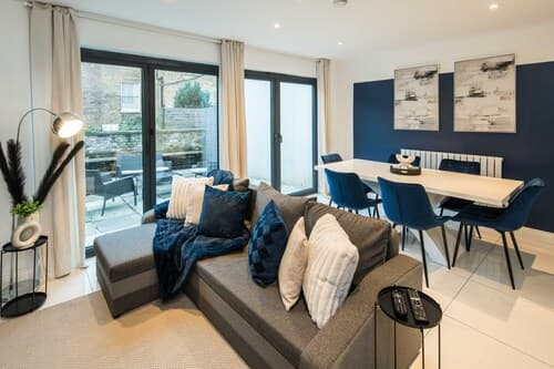 Charming 2-bed House in Central