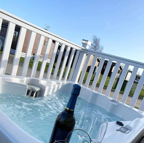 Beautiful 3-bed Hot Tub Lodge at Tattershall Lakes