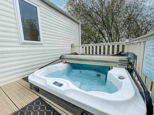 Caravansleeps6-hottub-garden-waterwonderland