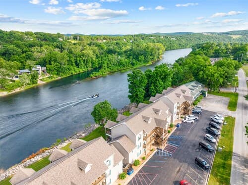 On Lake Time Taneycomo - Amazing Views