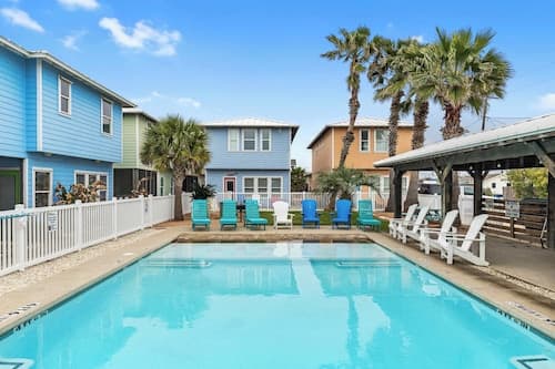 Prime Location 5 Bedrooms - Pool, Sleeps 12 + Long Term Stays