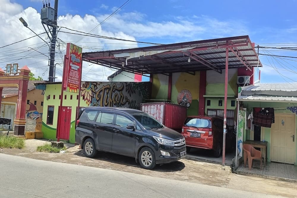 OYO 93875 Tifar House Near Lapangan Raja-raja