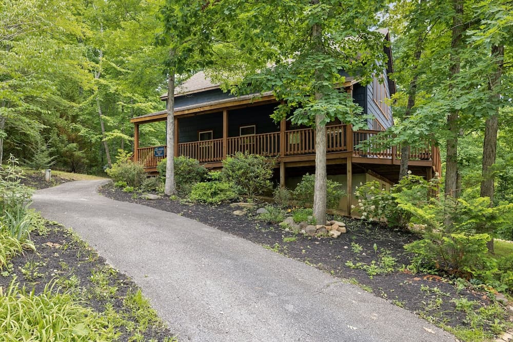 Blue Hawk Hideaway 3 Bedroom Cabin by RedAwning