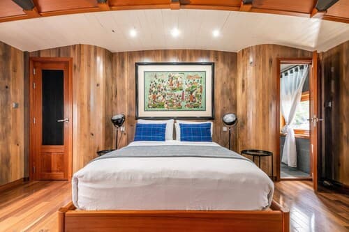 Luxury Canary Wharf House Boat