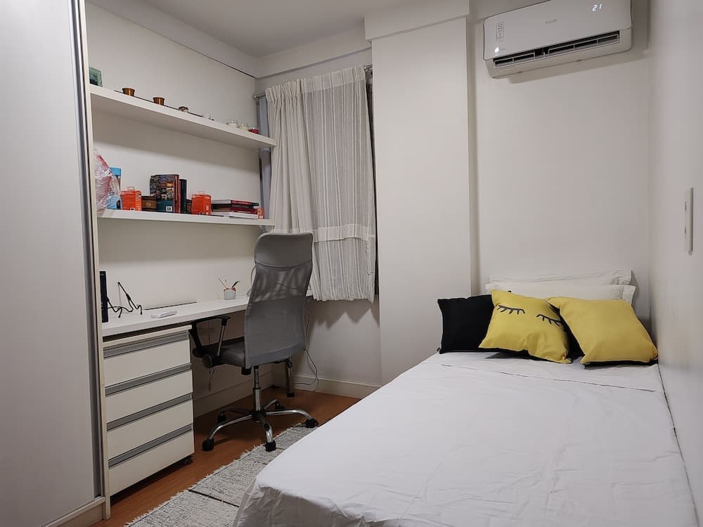 Hostel for One: quarto e banheiro privativos