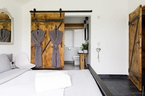Rural Lodge Retreat With Hot Tub