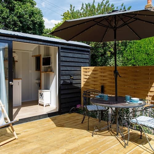 Gorgeous Shepherds Hut - Walk to Beach Pub