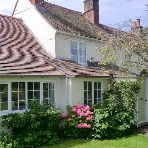 Pretty Cottage Near City Sea