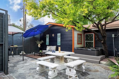 Red River by Avantstay Shared Pool + Hot Tub 20 Minutes to Downtown Austin