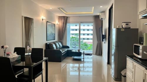 6-30 - 1 Bdr Condo With Balcony and Shared Pool