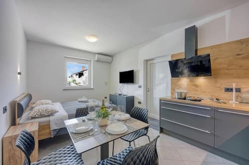 Modern Apt Deni: Terrace + Private Parking