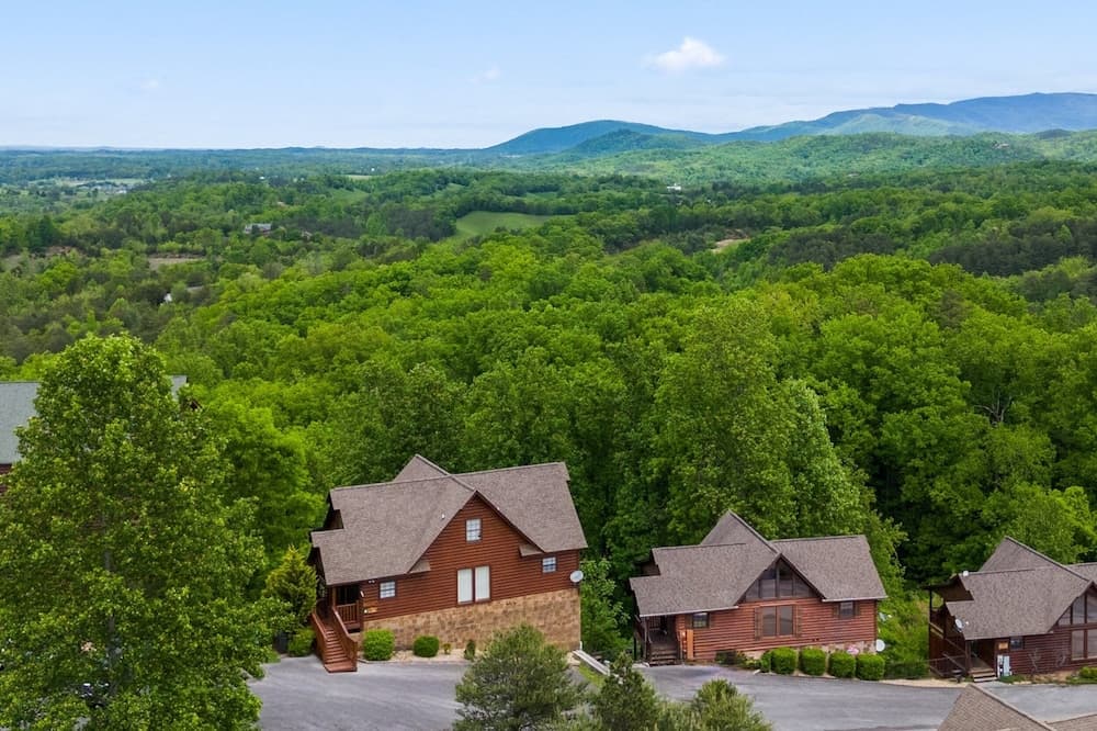 Panoramic View 6 Bedroom Cabin by RedAwning