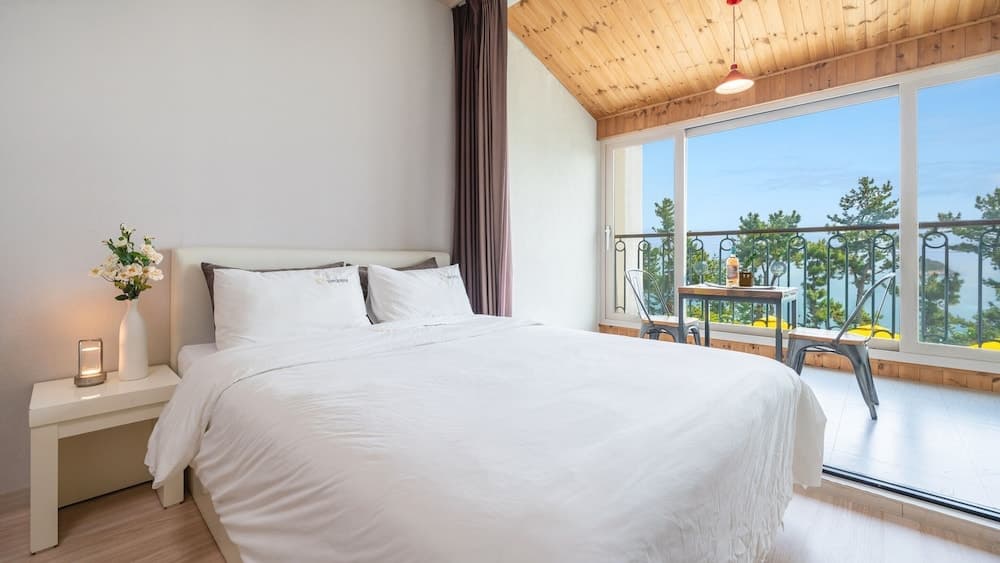 Yeosu Moraeal pet Heated Pool Pension