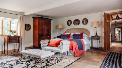 Lavish Tudor Estate Gardens - Sleeps 25