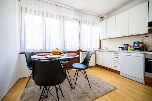 Cozy One-bedroom Apartment Near City Center