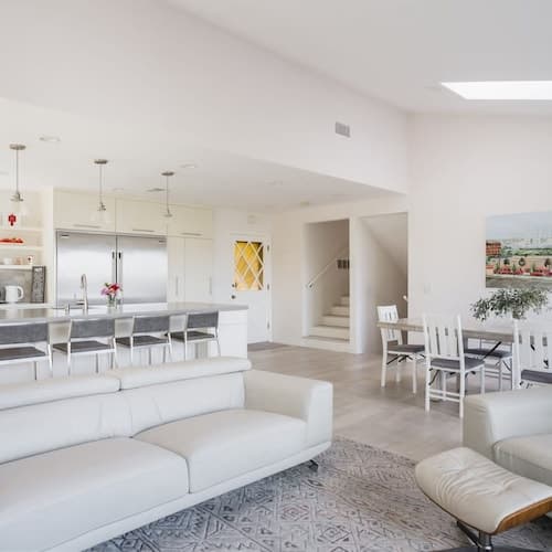 Spacious and Bright 5-bedroom Oasis Pool and Yard